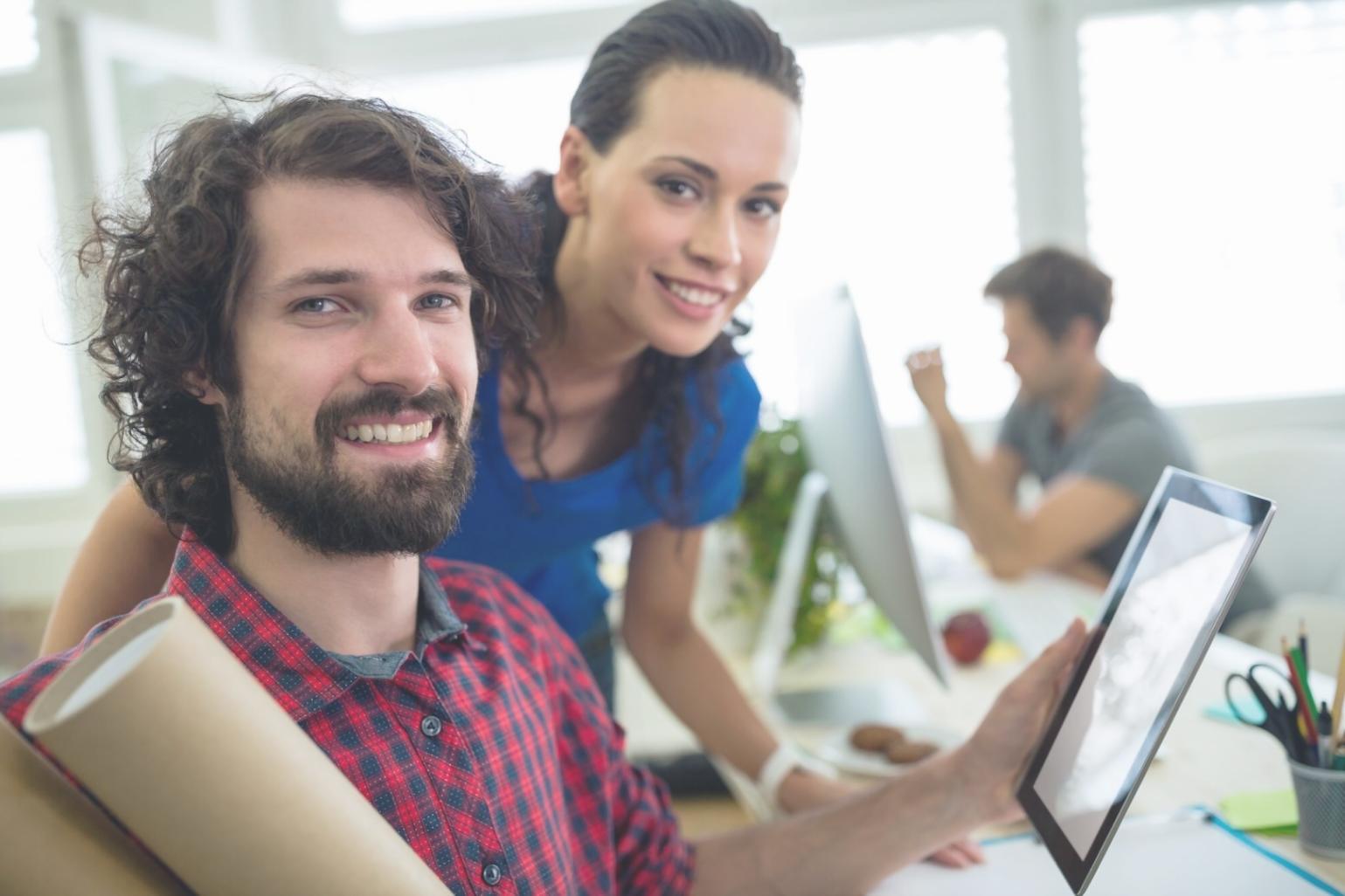 Équipe quinalthoro analysant des contrats d'assurance pour optimiser la protection client